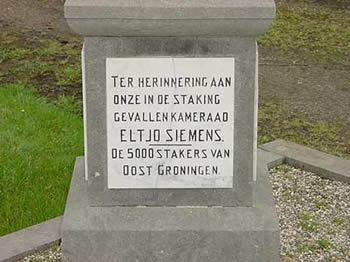 Ter herinnering aan 

onze in de staking 

gevallen kameraad 

ELTJO SIEMENS. 

De 5000 stakers van Oost Groningen.
